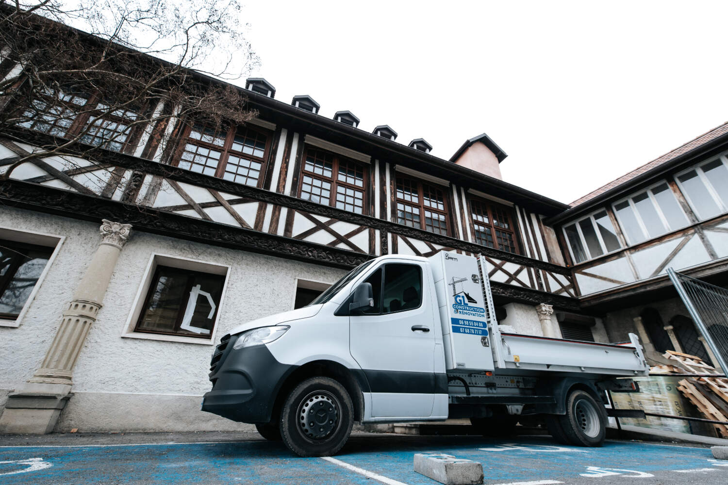 Photo du camion de l'entreprise de maçonnerie et rénovation GL CONSTRUCTION RÉNOVATION à Allinges