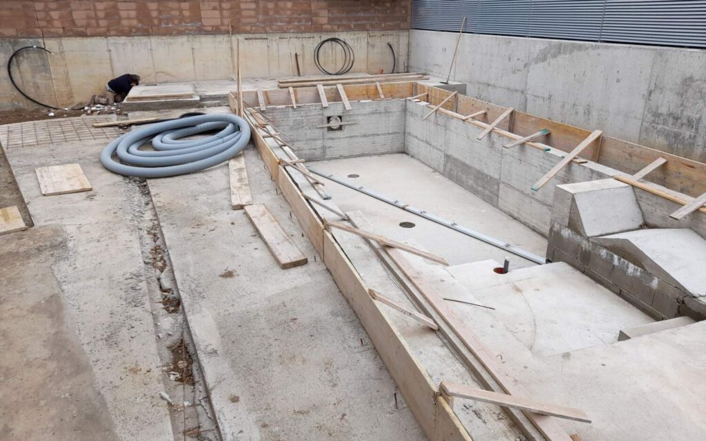 Photo d'une piscine béton - GL CONSTRUCTION RÉNOVATION - Aménagement extérieur à Allinges